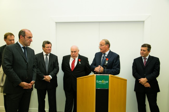 Jacques Lemare a été décoré par un de ses collègues conseiller général Claude Térouinard, lui-même Chevalier de la Légion d?honneur. © Photo : Philippe Cavart