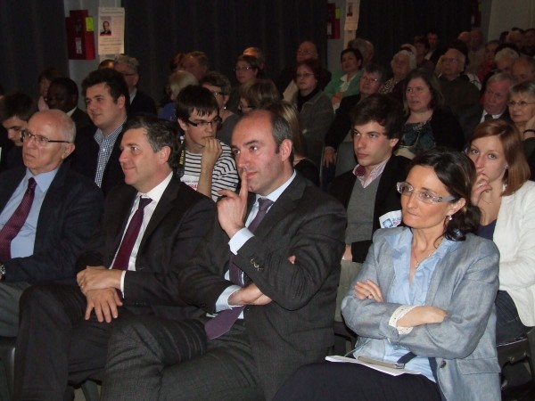 Plus de 400 personnes à la rencontre d?Henri Guaino le 15 avril © Photo - Philippe Cavart